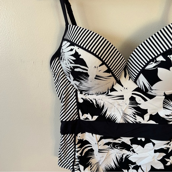 Black and White One Piece Swimsuit - Picture 3 of 4